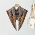 Foulard quadrato con stampa geometrica vintage, elegante fazzoletto da collo marrone. - XPM-29
