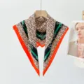Elegante foulard quadrato con motivo geometrico, perfetto accessorio da donna. - XPM-29