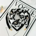 Elegante sciarpa in seta con stampa astratta in bianco e nero da donna con ciondoli chic. - Modello con chiusura magnetica 1
