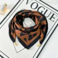 Sciarpa triangolare leopardata da donna, elegante fazzoletto da collo con ciondolo. - Stile di fibbia magnetica 2