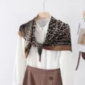 Foulard quadrato con stampa leopardata, design patchwork retro, elegante sciarpa donna. - giunzione a stampa di leopardo