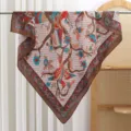 Elegante foulard in seta 90x90cm con stampa floreale e uccelli, accessorio moda donna. - Cento uccelli - Rosso marrone