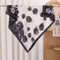 Zwart-witte zijden vierkante sjaal met rozenprint, elegant bloemendesign voor dames, nekdoek. - Witte basis zwarte roos RY-06