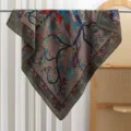 Sciarpa quadrata in seta stile lusso con stampa di uccelli e fiori vintage per moda donna. - Cento uccelli - Verde scuro