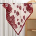Dettaglio di un elegante foulard quadrato bianco con stampa di rose rosse in twill. - Fantasia 12