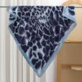 Foulard quadrato con stampa astratta blu, morbido twill di seta artificiale, elegante accessorio. - A righe - Blu