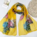 Detailaufnahme des gelben Chiffonschals mit Pfingstrosenmuster und weicher, leichter Stofftextur. - Zitronengelb