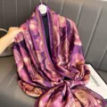 Eleganter langer Seidenschal in Lila mit Rosenmuster und goldenem Vintagerand für Damen. - Violette Rose / Große Größe