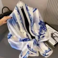 Luxus Seidenschal mit elegantem blauem Wellenmuster, weicher glatter Krepp-Satin Stoff Detail. - Blau Und Weiß Pfingstrose / Große Größe
