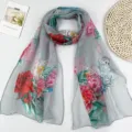 Grauer langer Chiffonschal für Damen mit chinesischem Pfingstrosenblumenmuster für den Sommer - Silbergrau