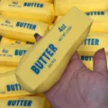Gelber Butterstueck Antistress Spielzeug, lustiger Kaeseriegel Squeeze Toy fuer Entspannung. - PVC-Gekartelt 12cm / Butter-Käseriegel Baustein-Stil