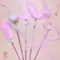 Juego de varitas para gatos de plumas rosas con cascabeles, pompones y cintas de juego. - Varitas de plumas para gatos / Rosa Hada