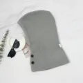 Cappello balaclava in maglia grigia con bottoni, calda cappuccio invernale e sciarpa integrata. - Berretto in maglia grossa con coulisse e bottone, grigio
