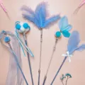 Set de varita de plumas azules para gatos juguete artesanal para mascotas con cintas y pompones - Varitas de plumas para gatos / Azul cielo