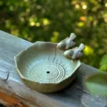 Detailansicht des Keramikblumentopfs mit niedlichen Vögeln und feinem Spiralmuster innen für Pflanzen. - Poröser Vogeltopf Handwerk / Mit Loch