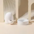 Vista in primo piano di un abbeveratoio e ciotola in ceramica bianca per piccoli animali domestici. - Abbeveratoio e Mangiatoia / Bianco