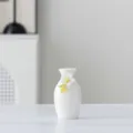Kleine weiße Keramikvase mit handgefertigter blumen Dekoration, elegante tischdeko. - 5A