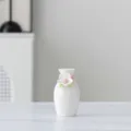 Handgefertigte Keramik Mini Vase mit weiße Blumen Tischdekoration elegante Handwerkskunst - 6A