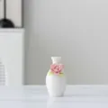 Handgefertigte weiße Keramik Mini-Vase mit rosa Blume, ideale Tischdekoration für zu Hause. - 8A