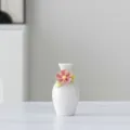 Weisse kleine Keramikvase mit handgefertigter rosa Blume fuer die elegante Tischdekoration. - 9A