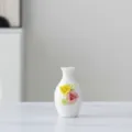 Weisse keramische Mini-Vase mit handgefertigten Blumen, ideal fuer Heimdekoration und Tisch. - 10A
