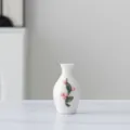 Kleine weiße Keramikvase mit handgefertigten rosa Blumen für elegante Tischdeko. - Modell 11A
