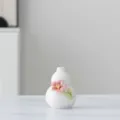 Weisse keramische Mini-Kuerbisvase mit handgefertigter rosa Blume, elegante Wohndeko. - 15B Mehrfarbiges Set