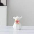Mini weiße Keramikvase mit handgefertigter rosa Blume, elegante Tischdekoration für das Zuhause. - 18C