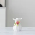 Weisse keramische Minivase mit handgefertigter rosa Rose, elegante Heimdeko Akzentstueck. - 19C