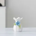 Weißer kleiner Keramik-Blumenvase mit blauer handgefertigter Blumendekoration Tisch. - 21C