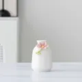 Weisse keramische minivase, handgeformte rosa blume, elegante wohnkultur variante - 24D
