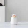 Weißer Keramik-Minivase mit rosafarbenen handgefertigten Blumen für stilvolle Tischdekoration. - 25