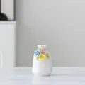 Mini weiße Keramikvase mit handgemachten bunten 3D-Blumen, elegante Heim-Desktop-Dekoration. - 26D