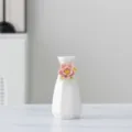 Weißer keramischer Mini-Vase mit handgefertigter rosa Blume für die Tischdekoration. - 27E