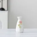 Handgefertigte weiße Keramik-Minivase mit rosafarbenen Blumen, elegante Tischdeko für Zuhause. - 29E