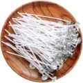 Primo piano di stoppini per candele profumate fai da te con base in metallo, filo di cotone. - Stoppino per Candele / 10cm 100 Pezzi