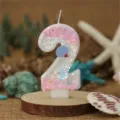 Glitzernde Nummer 2 Geburtstagskerze mit Muschel und Perle Dekoration fuer die Party - Zahl 2 / Verlauf Rosa