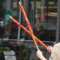 Brochetas de fruta confitada tradicionales chinas, deliciosos y dulces aperitivos típicos. - Vara de Bambú Tanghulu 1M de Largo 10 Piezas