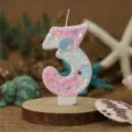 Zahl 3 Geburtstagskerze mit Farbverlauf Glitzer Perlen und Muschel Dekor fuer Party Kuchen - Zahl 3 / Verlauf Rosa