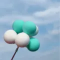 Adorno de pastel de globo colorido, decoración de postre esférica cian y blanca. - Verde Claro & Blanco