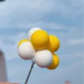 Decoración de pastel con globos coloridos, diseño esférico amarillo y blanco para fiesta. - Blanco Ámbar