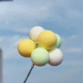 Topper de tarta de globo pastel, inserto de decoración de fiesta colorido infantil. - Amarillo Verde y Blanco