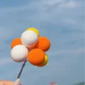 Decoración de pastel con globos coloridos, ideal para fiestas de cumpleaños infantiles. - Amarillo Naranja y Blanco
