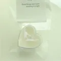 Bougie chauffe-plat parfumée en forme de cœur dans un sac transparent avec carte cadeau déco. - Blanc