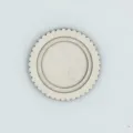 Gros plan detaille d'un cadre de broderie en bois rond avec un design de bord festonne. - Style Tournesol 6cm