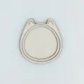 Gros plan détail du cadre de broderie en bois forme chat et aimant de réfrigérateur. - Chat de la fortune 8,5*8 cm