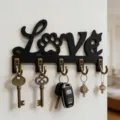Dekorativer Schlüsselhalter aus Holz für die Wand mit Katzenpfote und Liebesdesign. - Schwarz LOVE