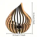 Vue détaillée du bougeoir en bois créatif avec des lamelles ajourées et des dimensions claires. - 16,5 cm * 14,5 cm