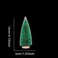 Vista dettagliata del mini albero di Natale, ago di pino innevato con base in legno per decoro. - 12cm / Verde erba