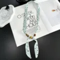 Vintage bloemige zijden sjaal ketting met houten kralen, elegant nek accessoire. - Waterblauwe bloemen